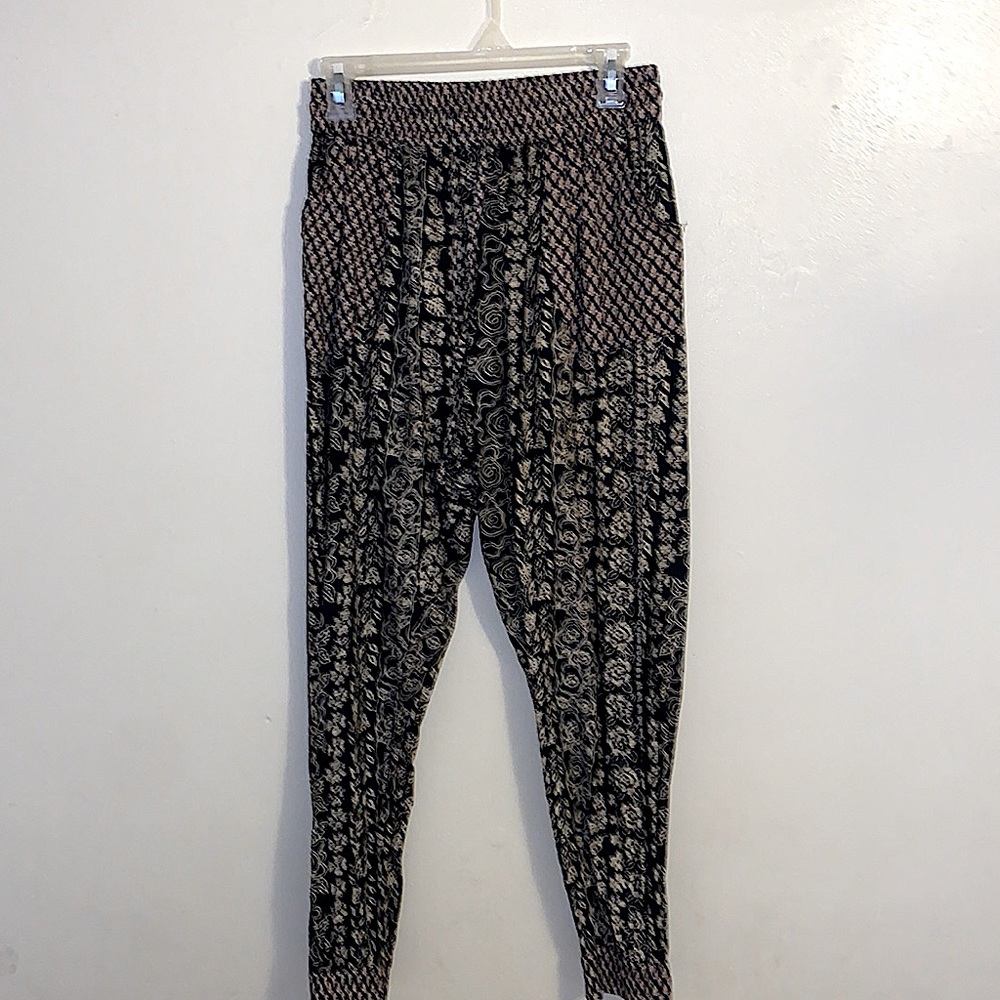Cute, thin and comfy patterned parachute pants!
